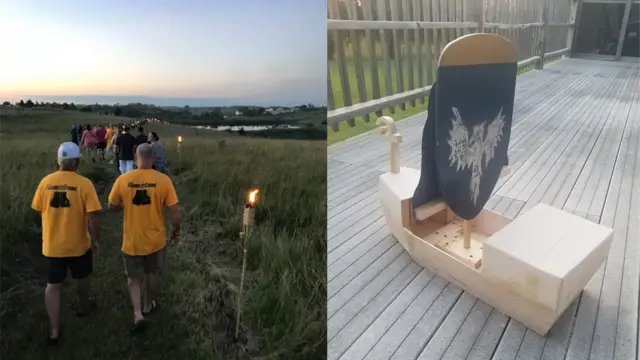 Personas atendiendo al funeral de Garrett y la barca funeraria