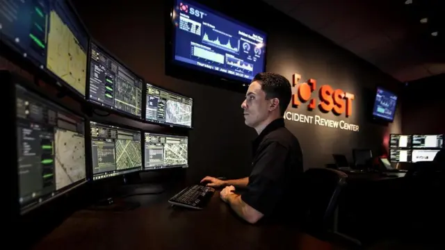 موظف يتابع نظام "شوت سبوتر" من خلال عدد من الشاشات