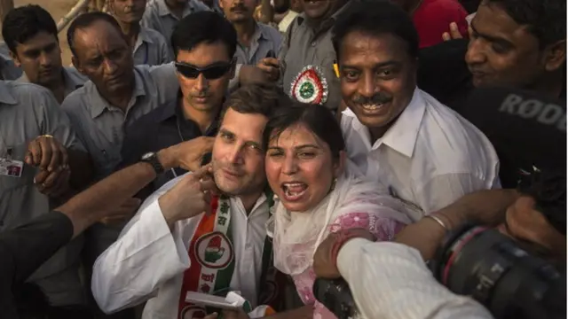 સમર્થકો વચ્ચે કોંગ્રેસના ઉપાધ્યક્ષ રાહુલ ગાંધી