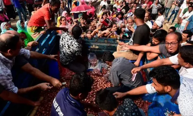 Bangladeş'te tanzim satış noktalarında halka soğan dağıtılıyor