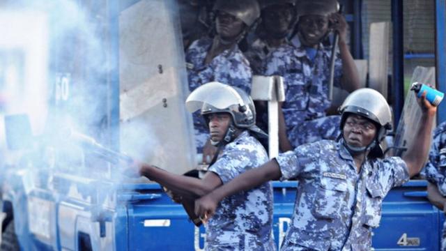 Des éléments des forces de l'ordre togolaises envoie des grenades lacrymogènes à des manifestants de l'opposition en 2014 (illustration).