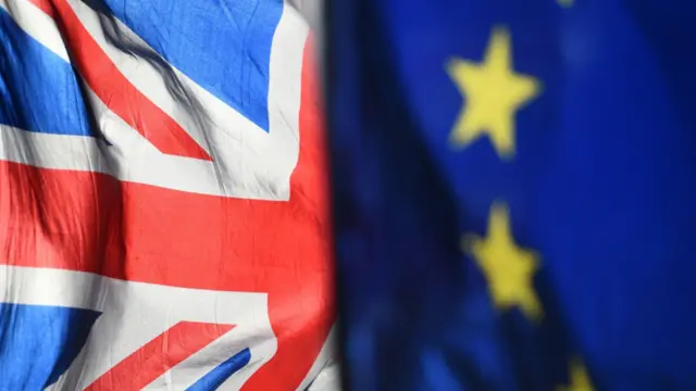 Banderas de Reino Unido y de la UE.