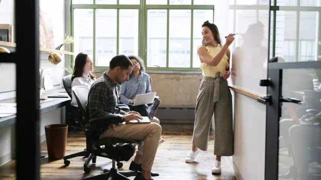 Jóvenes en reunión de trabajo