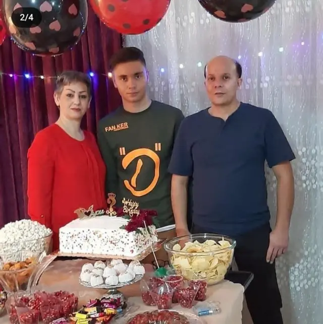 تصویری از نیما نوری در کنار پدر و مادرش