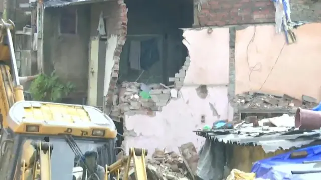 मुम्बईमा भत्किएको घर