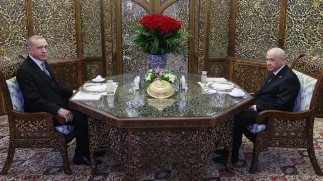 AKP ve MHP'nin oylarıyla yasalaşan yeni seçim yasası, muhalefet tarafından "seçim mühendisliği" olarak yorumlanıyor