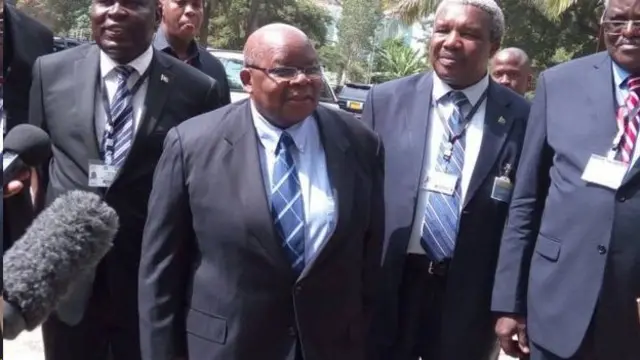 Umuhuza Benjamin Mkapa (uwa kabiri i bubamfu) mu biganiro vy'amahoro i Arusha mu kwezi kwa kabiri 2017