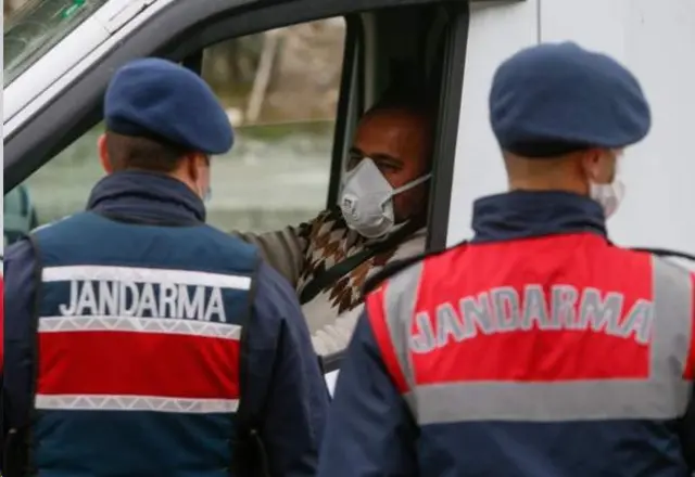 Polis tarafından kontrol edilen bir araç
