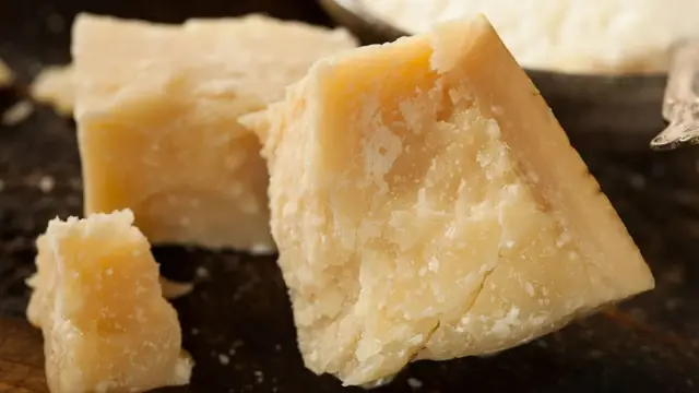 Тврди сиреви као што је пармезан праве више емисија од меких сирева јер захтевају већу количину млека да би се произвели