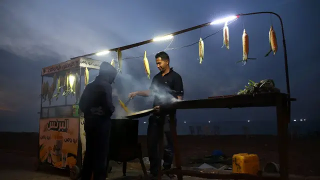 دستفروش فلسطینی در ساحل غزه