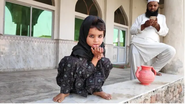 મસ્જિદમાં આવતાં લોકો