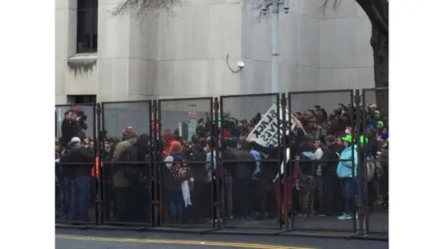 Протестующие разбили несколько окон в зданиях в центре Вашингтона