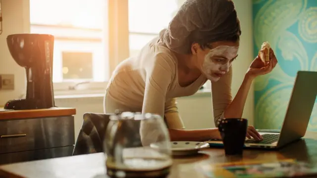 Qadın kompüter qarşısında