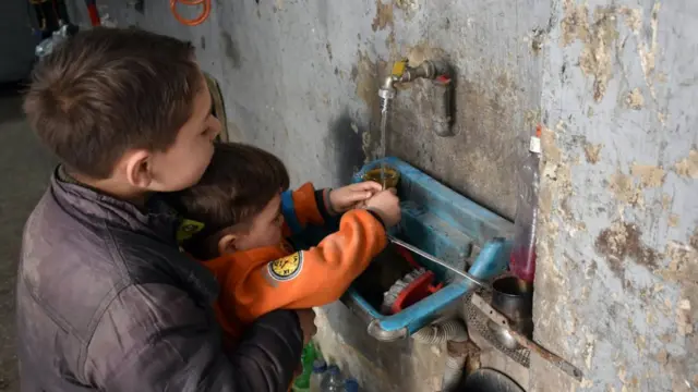 хлопчики миють руки