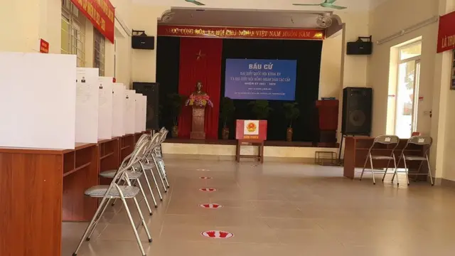 Điểm bỏ phiếu tại xã Đa Tốn, huyện Gia Lâm, Hà Nội