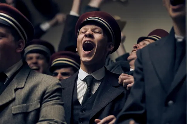 Із захопленням та патріотичним натхненням юний Пауль Боймер та його товариші сприймають призов до армії. Вони готові завоювати Париж.