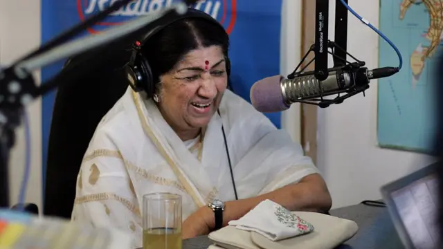 લતા મંગેશકર 28 જુલાઈ 2006 ના દિવસે એક રેડિયો કાર્યક્રમમાં ભાગ લેતાં