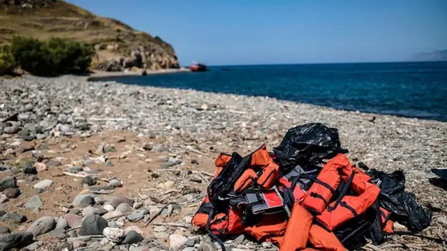Des gilets abandonnés par des migrants sur une cote de Lobos, en Grèce