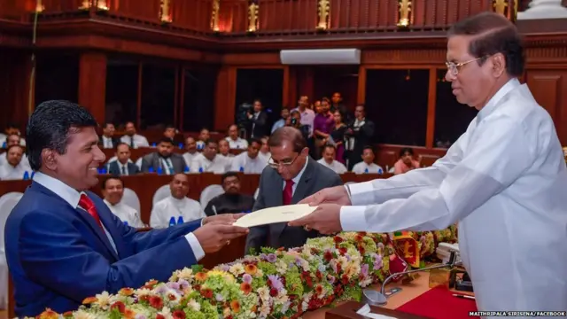 විජයදාස රාජපක්ෂ නව අමාත්‍ය පදවියේ දිවුරුම් දෙමින්