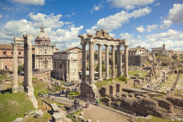 Forum Romano em Roma, Itália. Coliseu à distância.