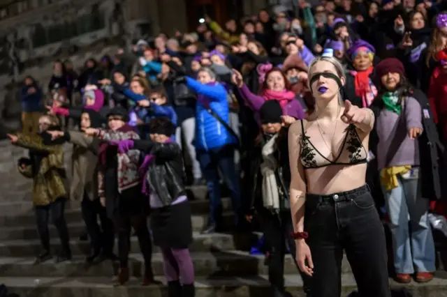 النساء يشتركن في رقصة جماعية للاحتفال باليوم العالمي للمرأة . 7 مارس/آذار 2020 لوزان، سويسرا.