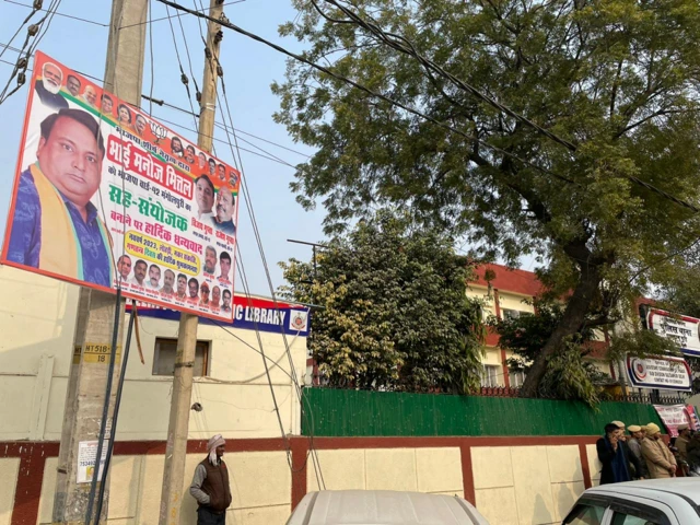 पुलिस ने इस केस में जिन लोगों को गिरफ़्तार किया है, उनमें एक मनोज मित्तल भी हैं जो सुल्तानपुरी केपी ब्लॉक में राशन की दुकान चलाते हैं