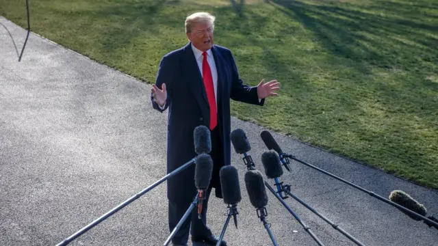 Donald Trump antes de abordar el Air Force One rumbo a California en una rueda de prensa sobre la destitución del secretario de Estado, Rex Tillerson.