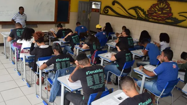 Jovens do terceiro ano do ensino médiojogos ouro betescola da Bahia