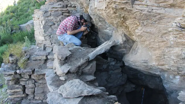 Matthew Velasco en las ruinas del Valle del Colca, Perú. (Foto: David Rodríguez Sotomayor/Proyecto Bioarqueológico Coporaque)