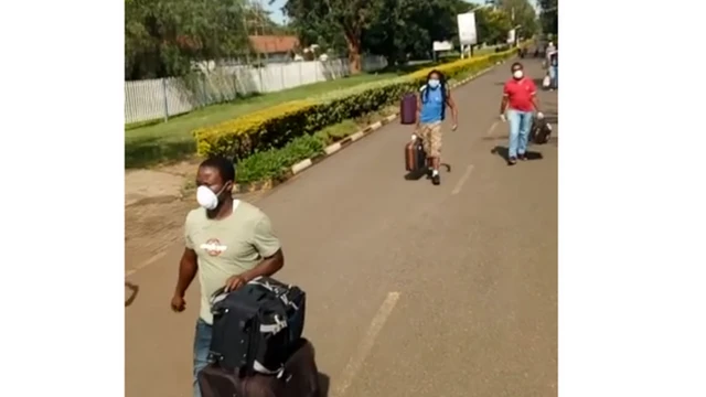 Baadhi ya Wakenya waliowekwa katika karantini wakijaribu kutoka katika kituo cha Kenya University