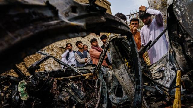 Кабульцы у автомобиля, пораженного ракетой с дрона