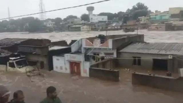 જામનગરમાં ભારે વરસાદને કારણે ઘરોમાં પણ પાણી ઘૂસી ગયાં હતાં