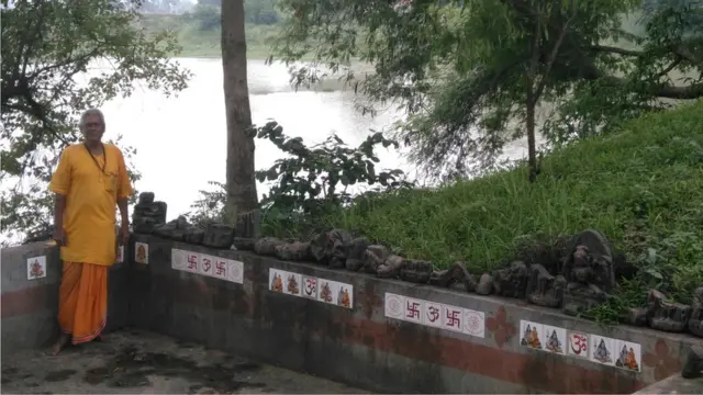 दीनानाथ पांडेय का दावा है कि कब्र के नीचे हिंदू देवता का मंदिर था.