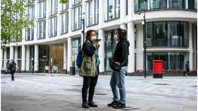 徐媽媽和女兒阿穎在倫敦街頭