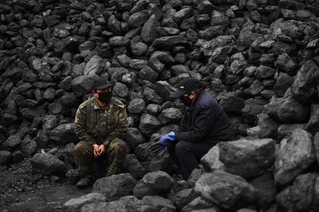2015年3月，安徽淮北的两名煤矿工人。
