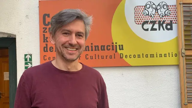 Bojan Fajfrić je 47-godišnji slobodni umetnik koji živi u Holandiji.