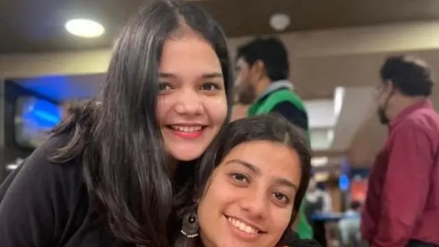 మహిళా జర్నలిస్టులు సమృద్ధి కె సకునియా (ఎడమ), స్వర్ణ ఝా(కుడి)