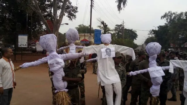 पुतले जलाते हुए पुलिस जवान