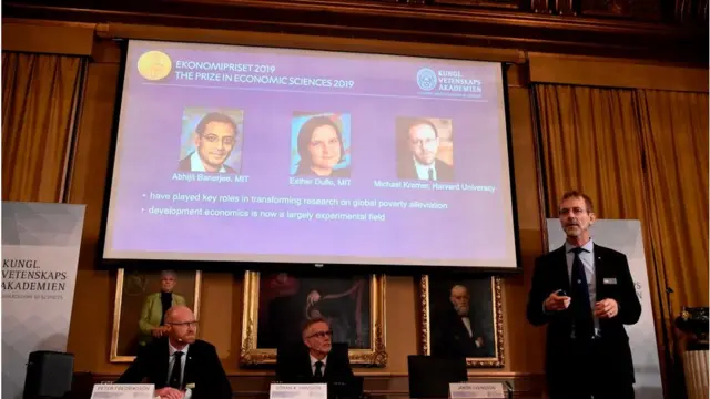 বিজয়ীদের নাম ঘোষণা করেছেন প্রাইজ কমিটির চেয়ারম্যান