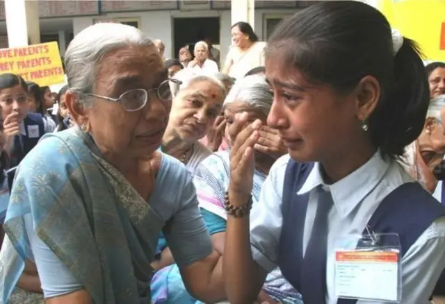 வைரலாகும் பாட்டி-பேத்தியின் புகைப்படத்தின் உண்மைப் பின்னணி