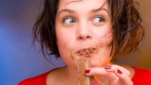 يقبل الكبار على تناول الشوكولاتة بشره واضح