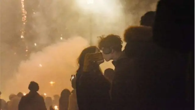 One couple dey kiss as dem enta di New Year for Cologne, Germany