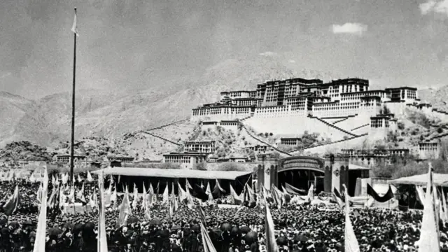 اهالی لهاسا در برابر قصر پوتالا (محل زندگی دالای لاما) در روز ۱۰ مارس سال ۱۹۵۹