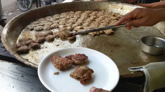 جمیعت کے علاوہ اور بھی تنظیمیں حلال سرتیفیکٹ دیتی ہیں اور جمیعت خود گوشت کے علاوہ متعدد اشیا کو حلال سرٹیفیکٹ دیتی ہے جو انڈیا کے علاوہ مسلم ممالکوں میں بکتے ہیں