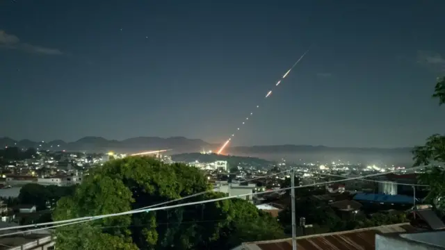 激しい戦闘が起きたミャンマー東部シャン州で発射されたロケット弾（10月28日）