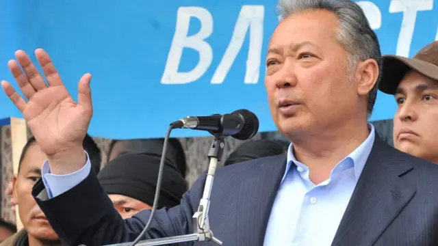 Мурдакы президент К. Бакиев Кыргызстанда көп кылмыштар боюнча сыртынын соттолуп, өмүр бою эркинен ажыратылган.