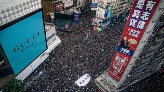 Nhiều đường phố chật đông nghẹt trong lúc người biểu tình vẫn tiếp tục đổ về trung tâm Hong Kong