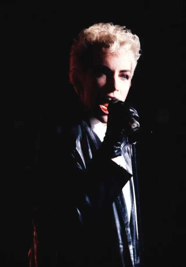 Ленокс је изјавила за Гардијан: „Покушавала сам да се понашам другачије у односу на клишее који су се односили на певачице. Желела сам да будем јака попут мушкарца".