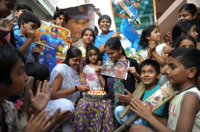 2013లో సచిన్ జన్మదినాన్ని జరుపుకుంటున్న ఆయన అభిమానులైన చిన్నారులు