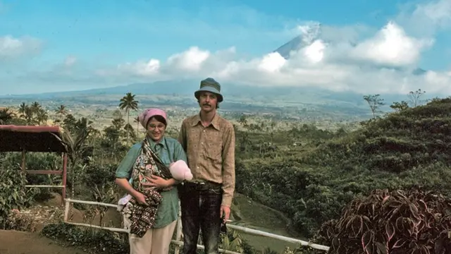 Patricia Henry bersama suami dan putri mereka di Malang.